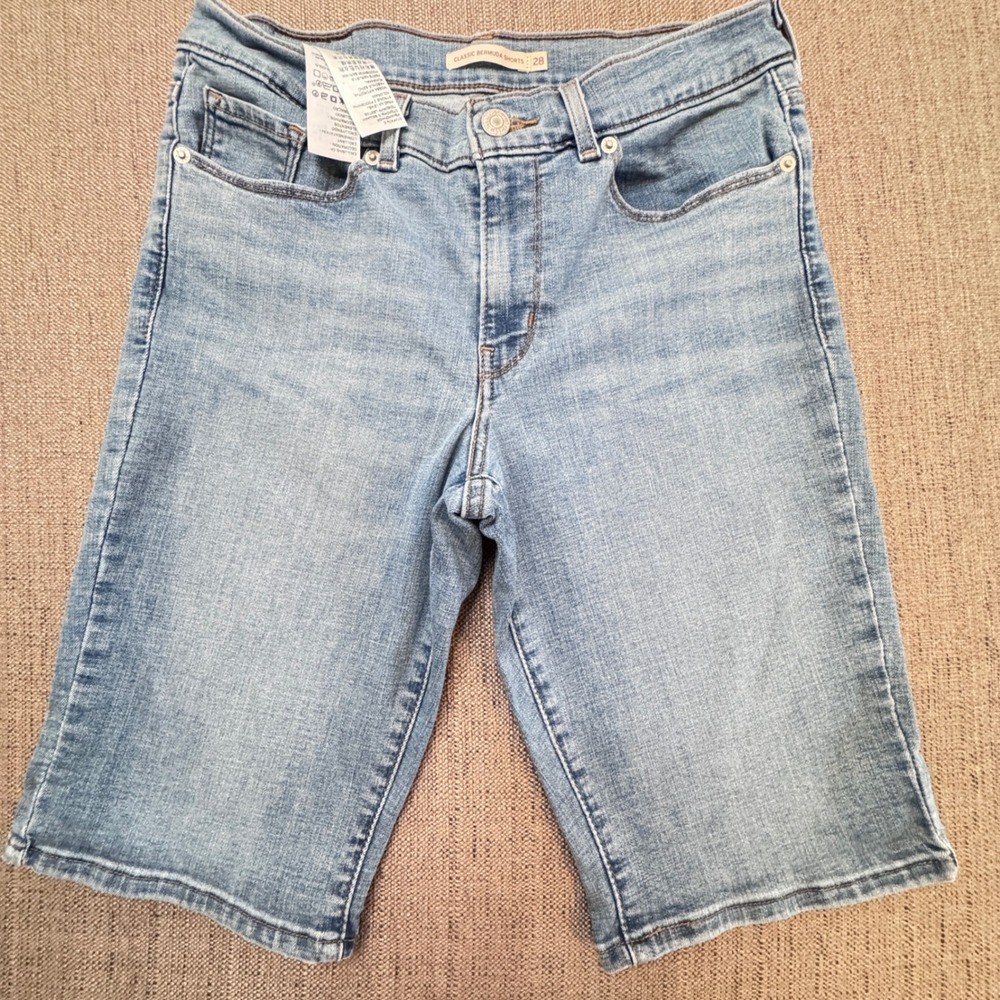 Levis Classic Bermuda Shorts 28 Womens Blue Light Wash Denim Mid Rise Stretch